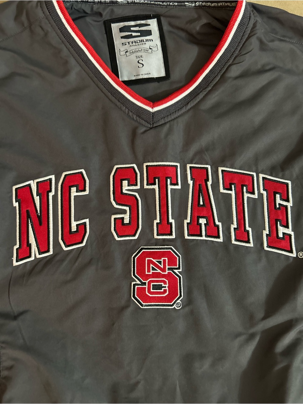 NC State Wolfpack V-Neck Pullover Stadium Gray/Red Windbreaker EUC Sz Small